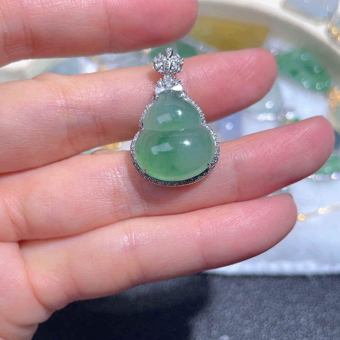 翡翠颈饰18K金镶嵌翡翠