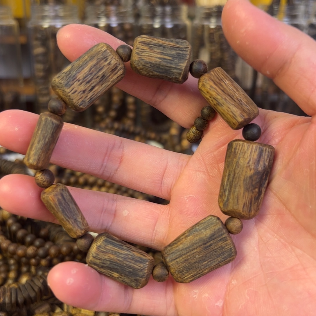 沉香手串乌身圆叶手串