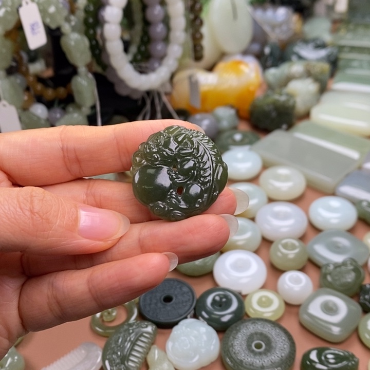 和田玉未镶嵌颈饰