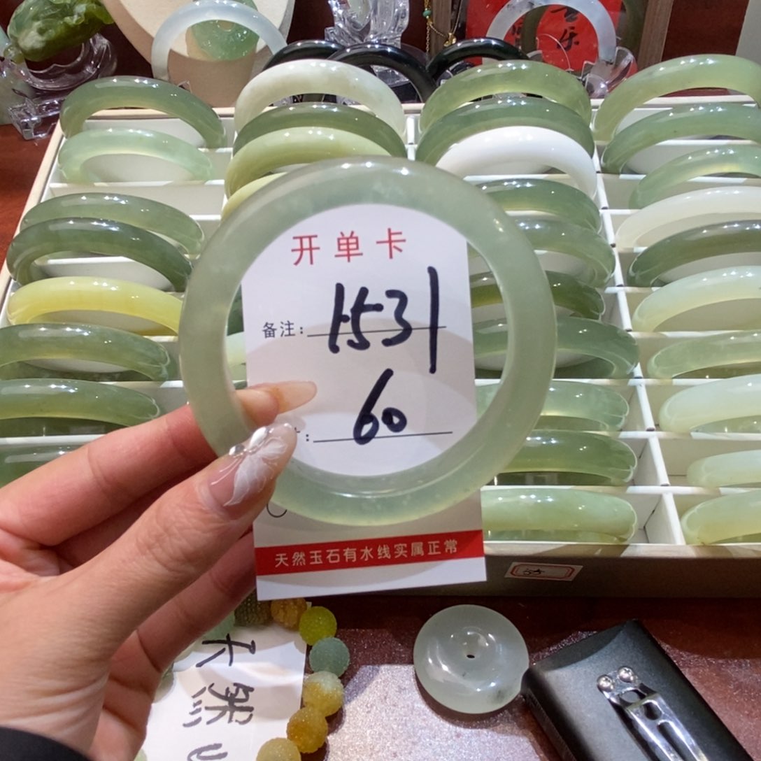 【闪购商品】蛇纹石玉手镯未镶嵌m****i