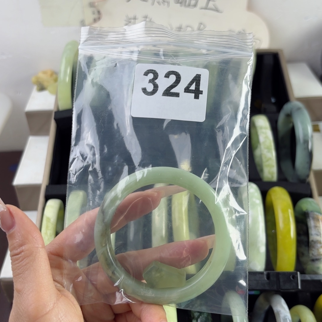 蛇纹石玉未镶嵌手镯一*熊