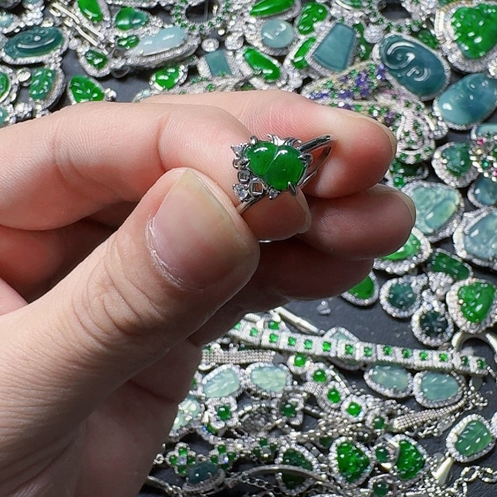 翡翠颈饰未镶嵌天然A货翡翠放漏