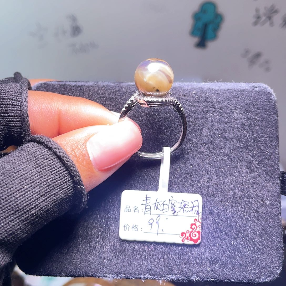 琥珀裸石未镶嵌。