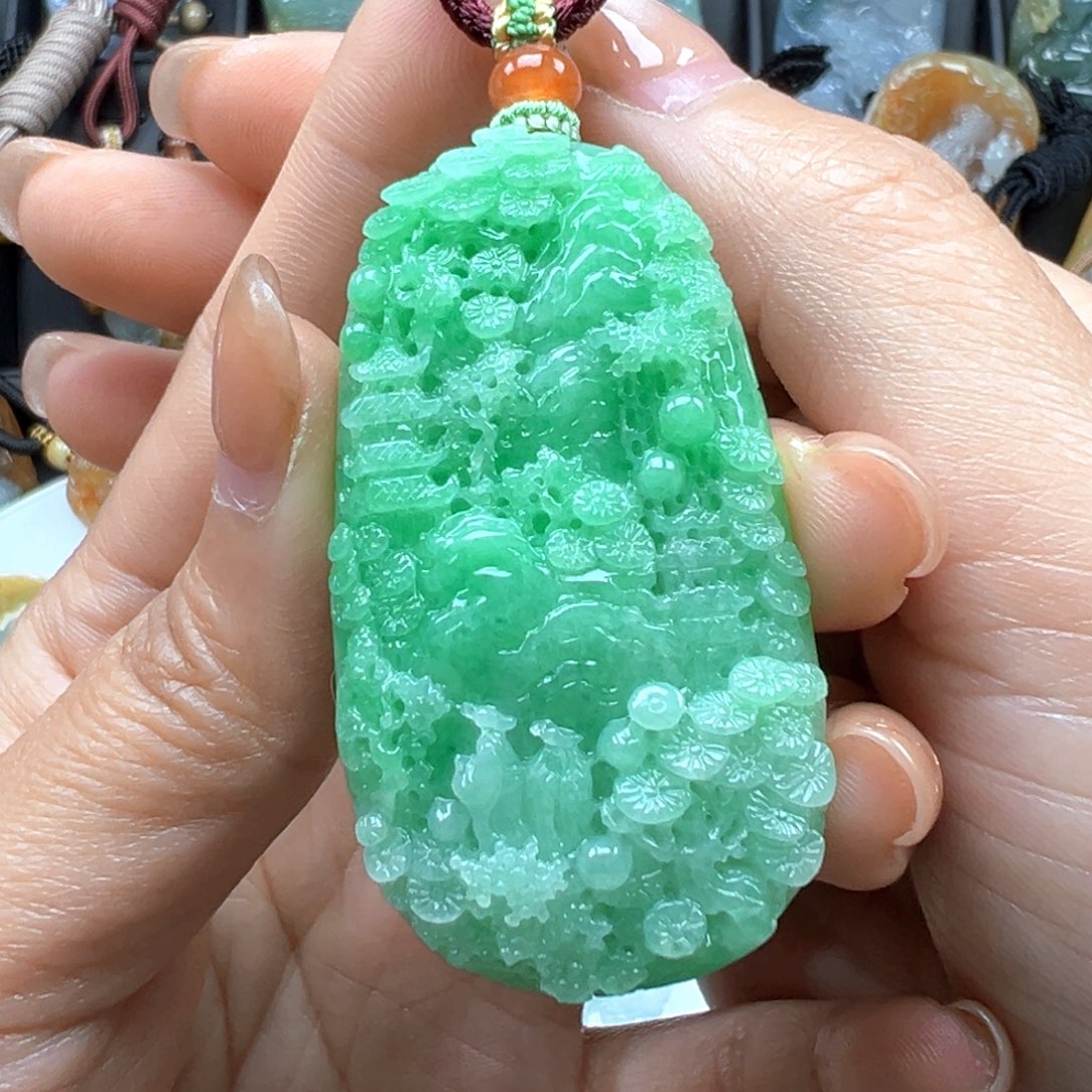 翡翠颈饰未镶嵌山水