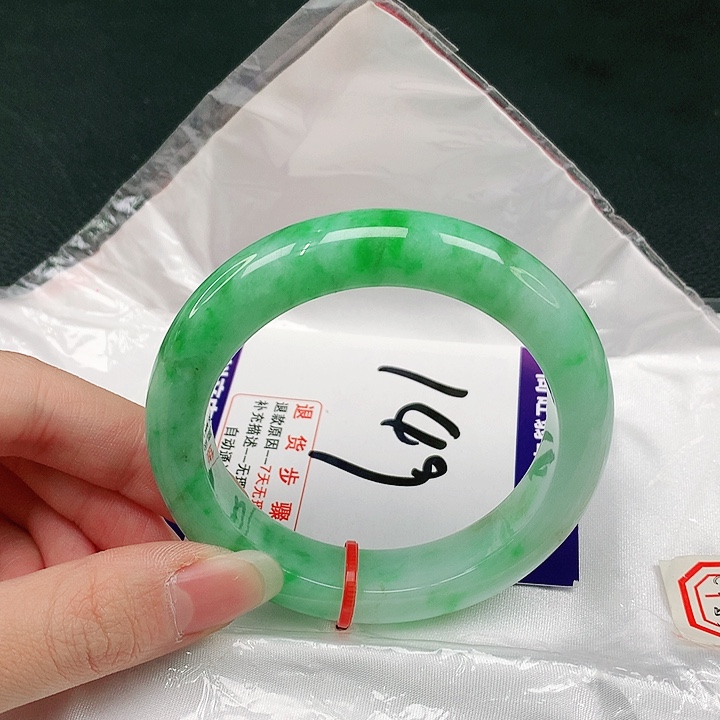未镶嵌手镯翡翠啾****?翡翠手镯