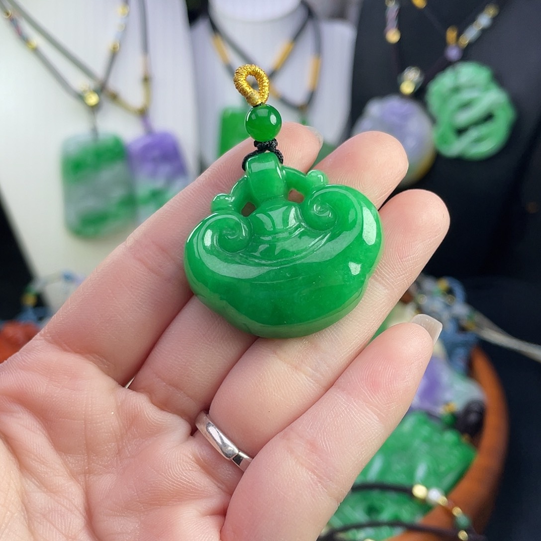 翡翠未镶嵌吊坠(赠链)