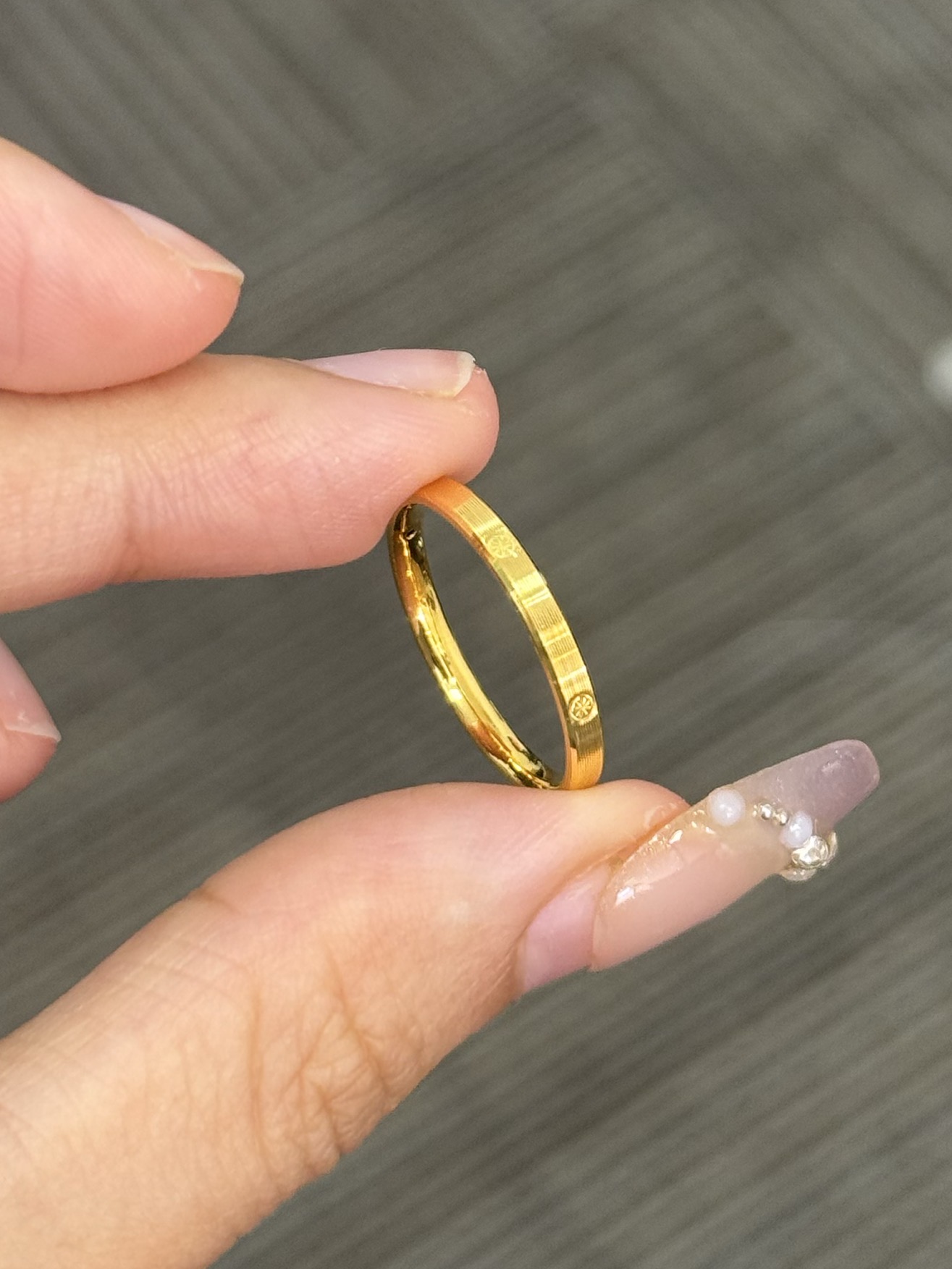    足金999 窄版拉丝米字卡家戒指