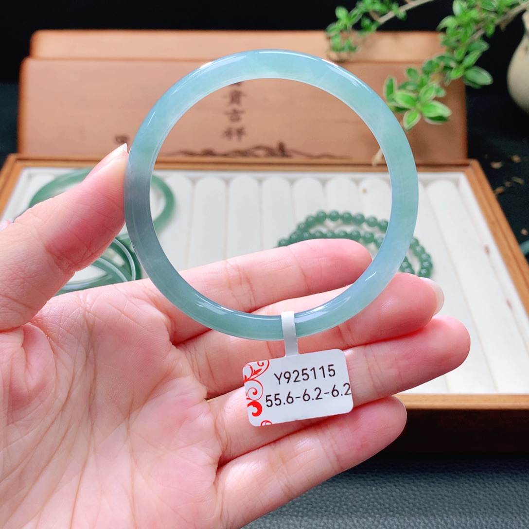 未镶嵌手镯（圆镯）翡翠