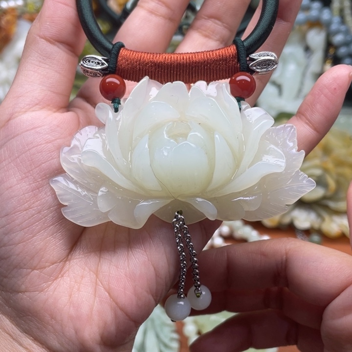 蛇纹石玉吊坠合金