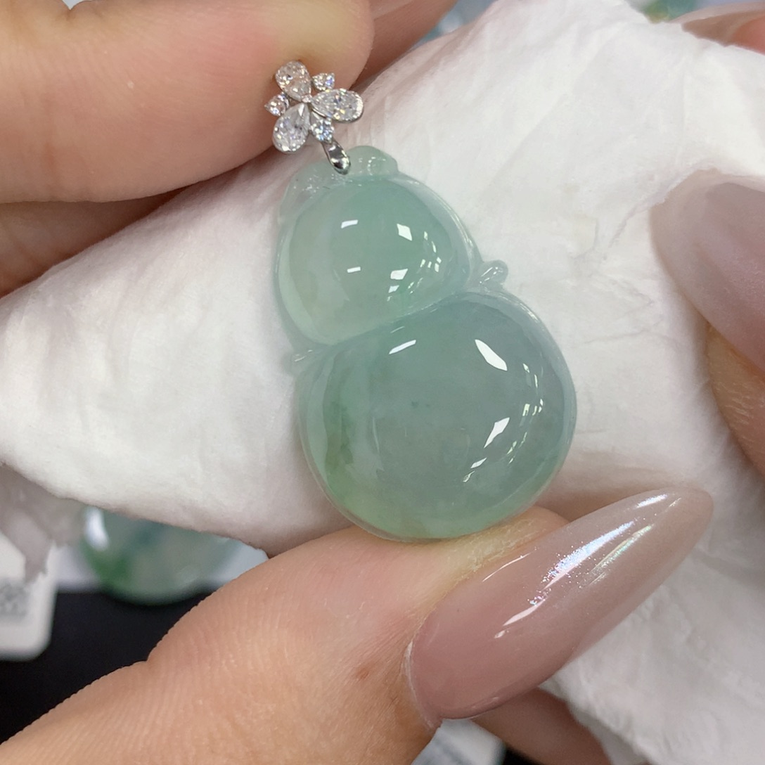 颈饰18K金镶嵌翡翠