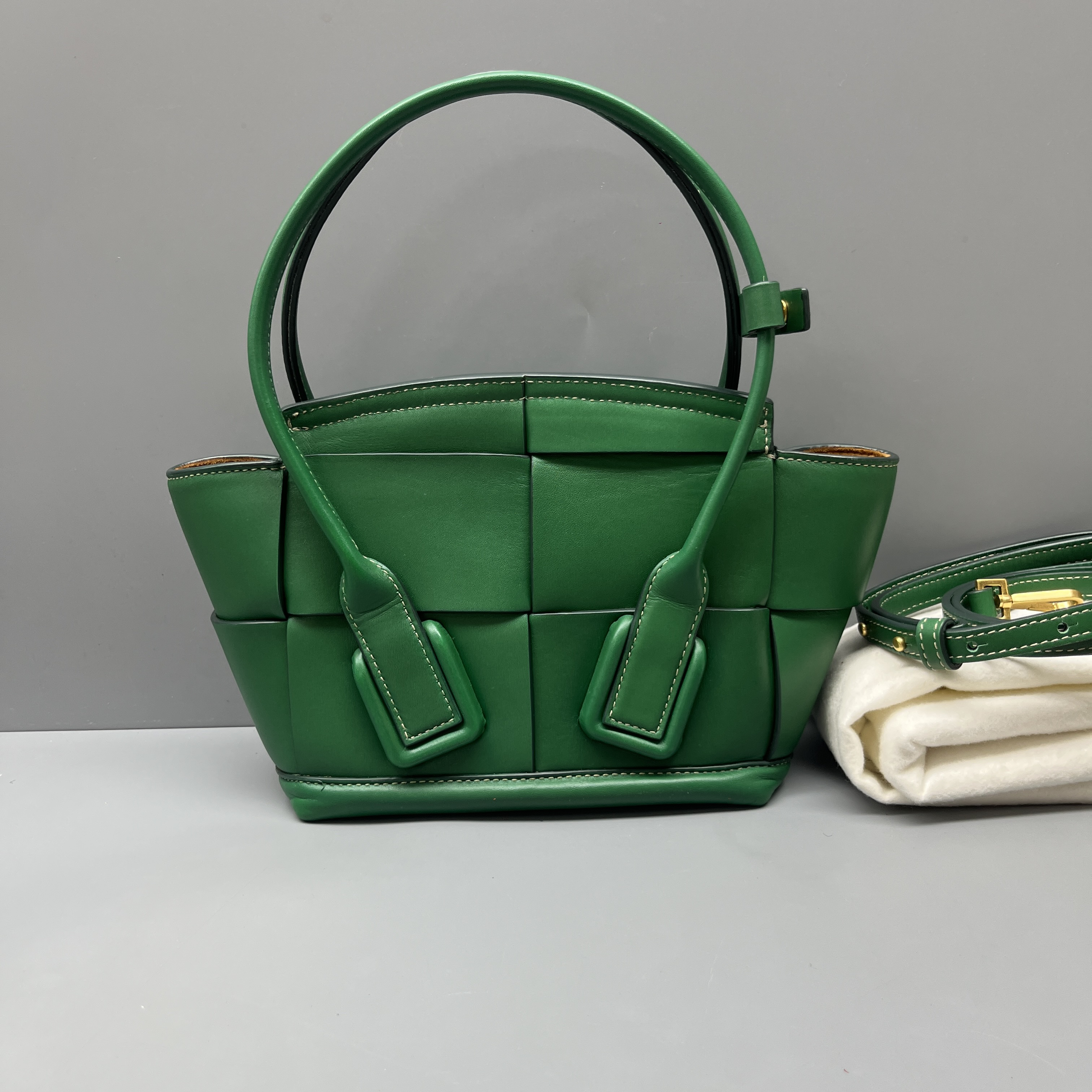 95新 BOTTEGA VENETA/葆蝶家 绿色编织Arco托特包 尺寸18*16