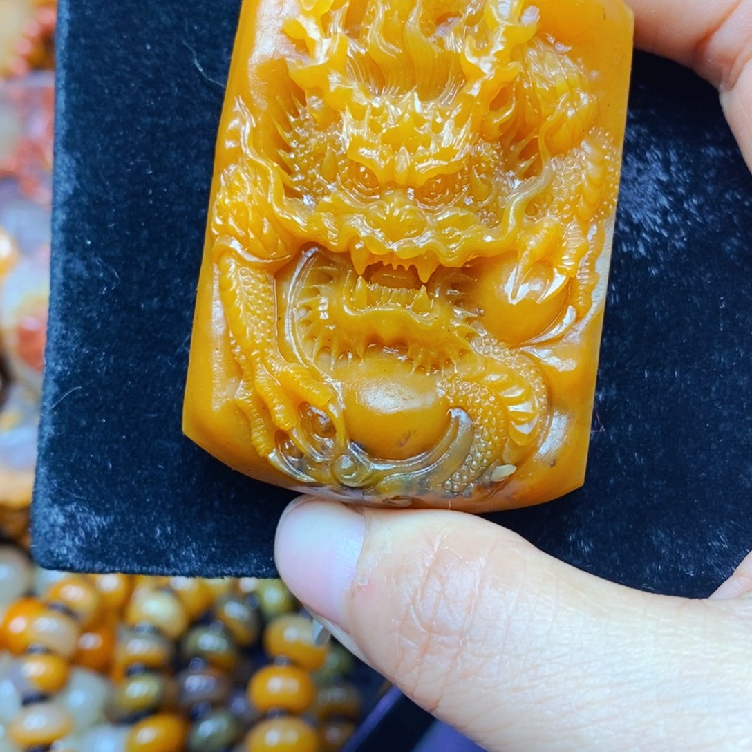 石英质玉（黄龙玉）未镶嵌颈饰