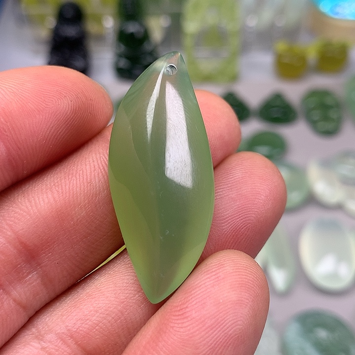 蛇纹石玉挂坠未镶嵌