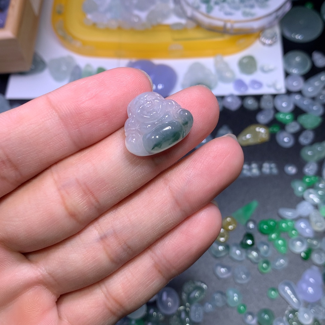 翡翠未镶嵌颈饰佛公