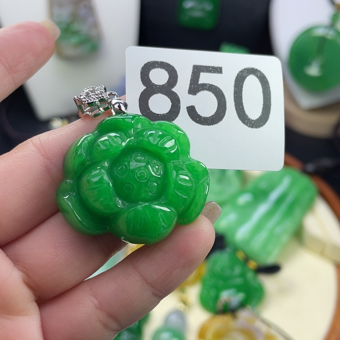 翡翠未镶嵌吊坠(赠链)