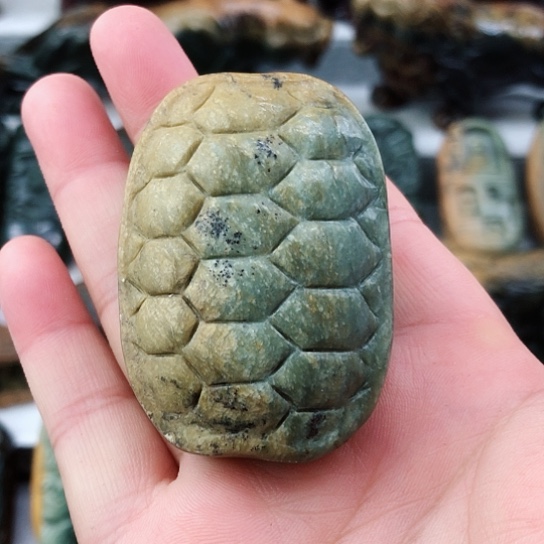 未镶嵌岫岩河磨玉（透闪石质玉）把件