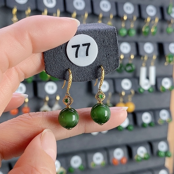 和田玉耳饰18K金镶嵌护**者