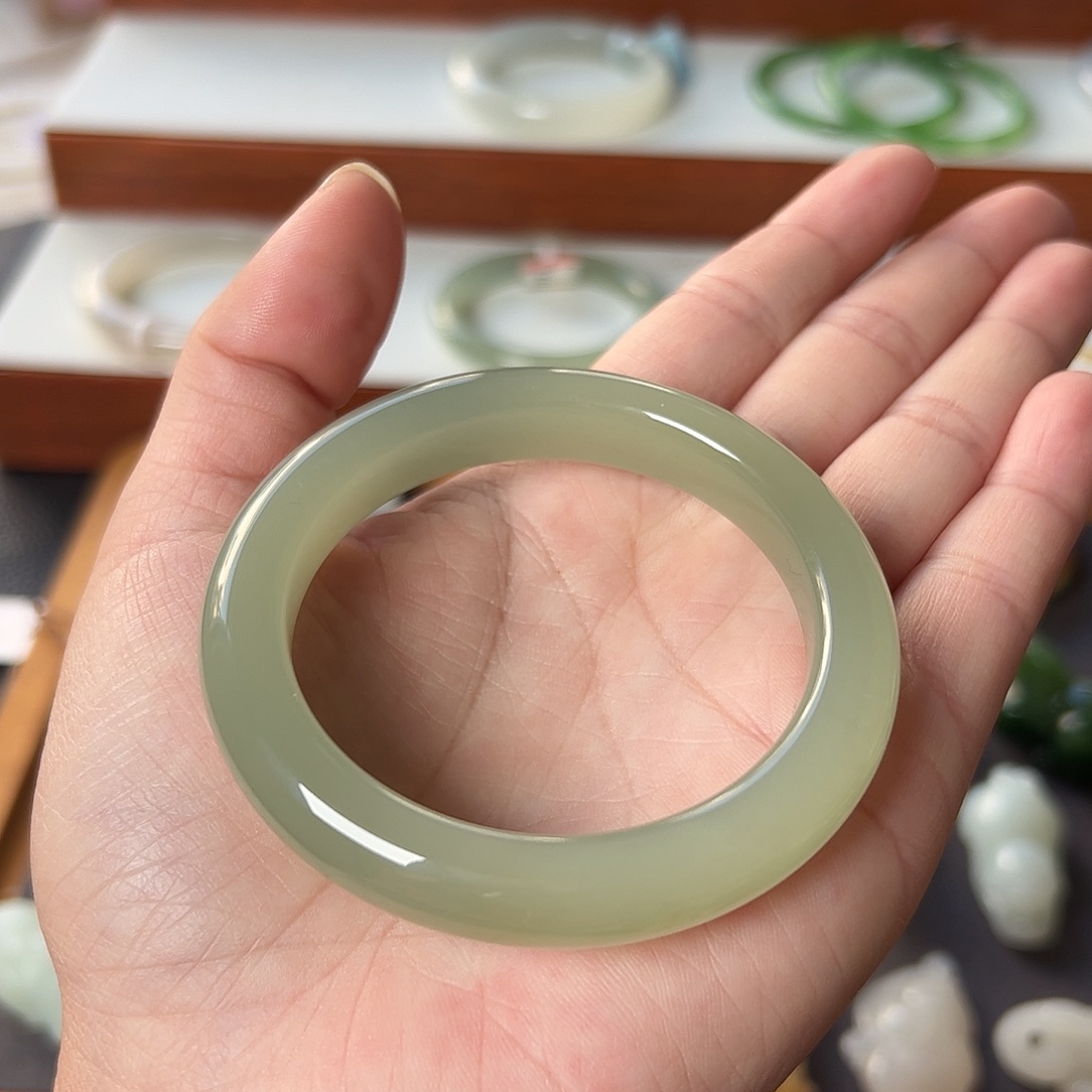 和田玉未镶嵌手镯