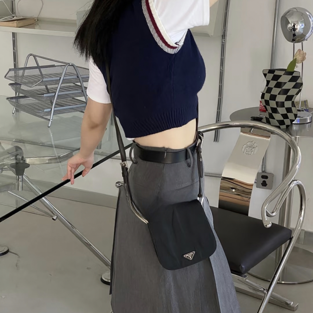 95新 Prada/普拉达 经典尼龙黑色斜挎包