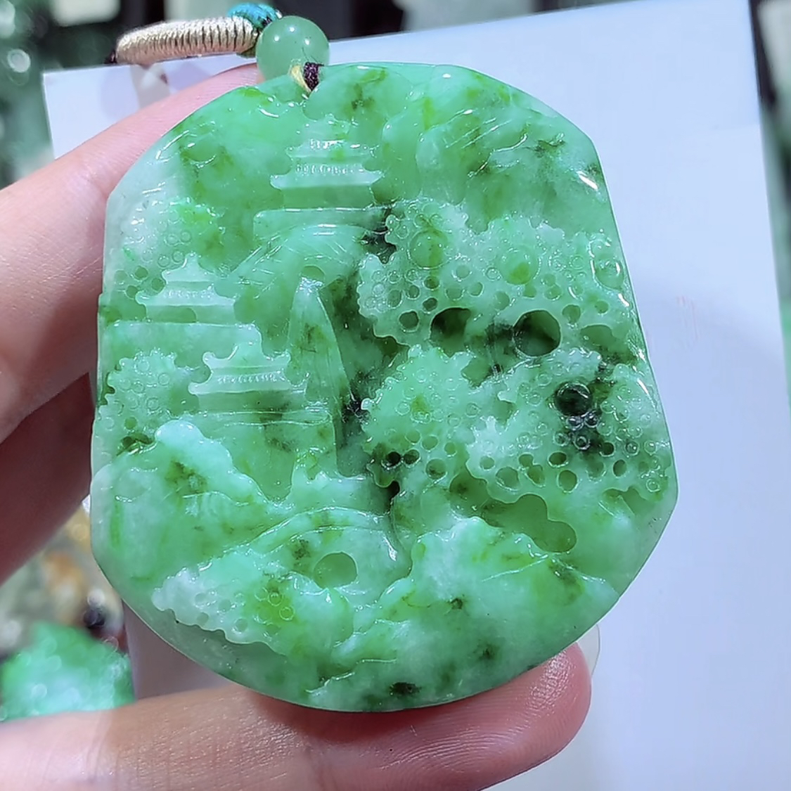 缅甸天然A货翡翠飘阳绿山水吊坠