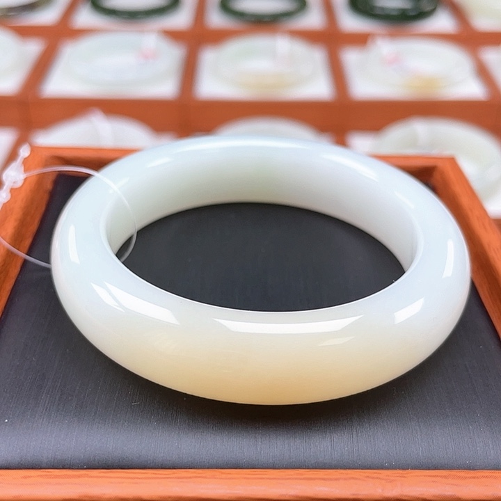 和田玉未镶嵌手镯羊脂级别（蜂蜜糖）