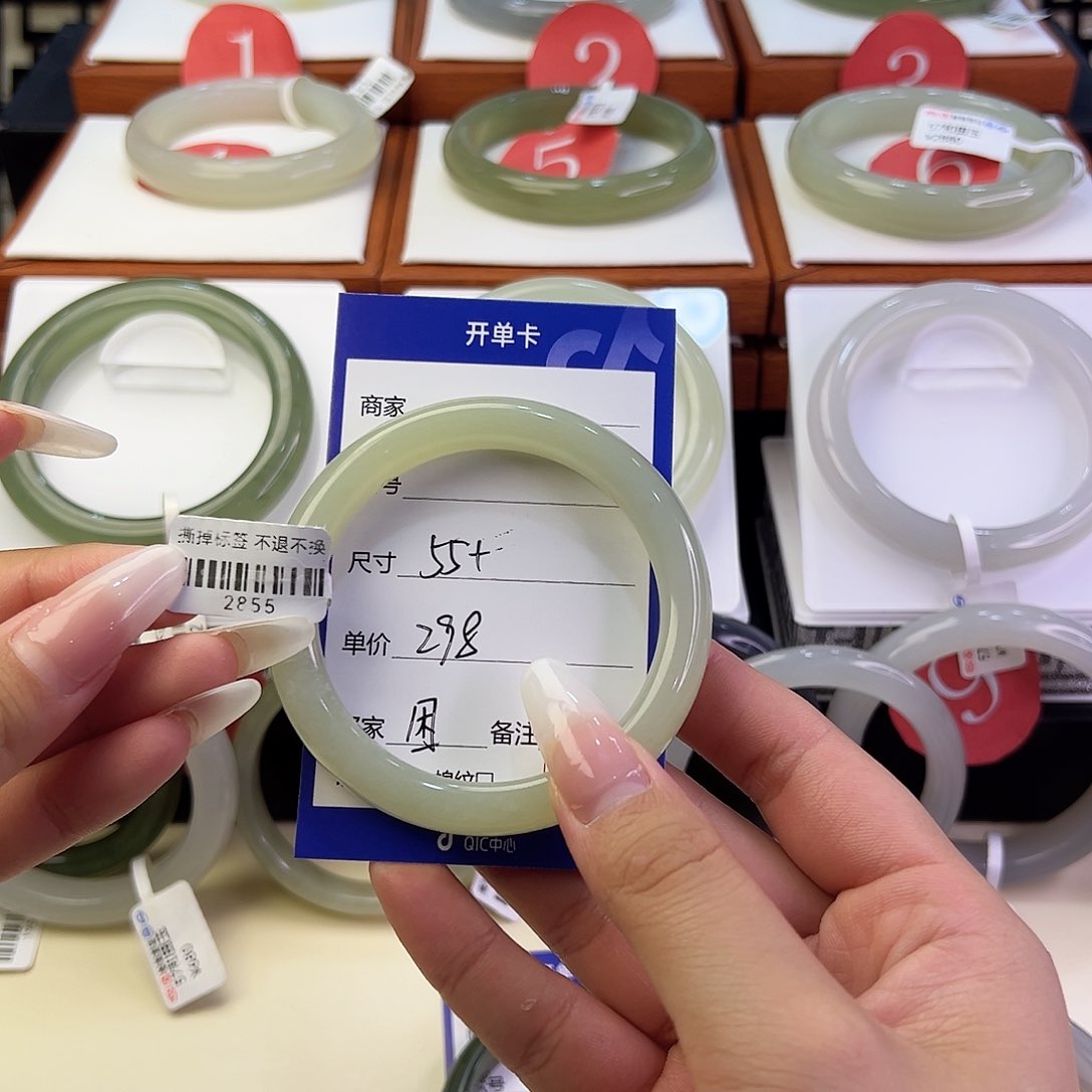 和田玉手镯未镶嵌困*魚