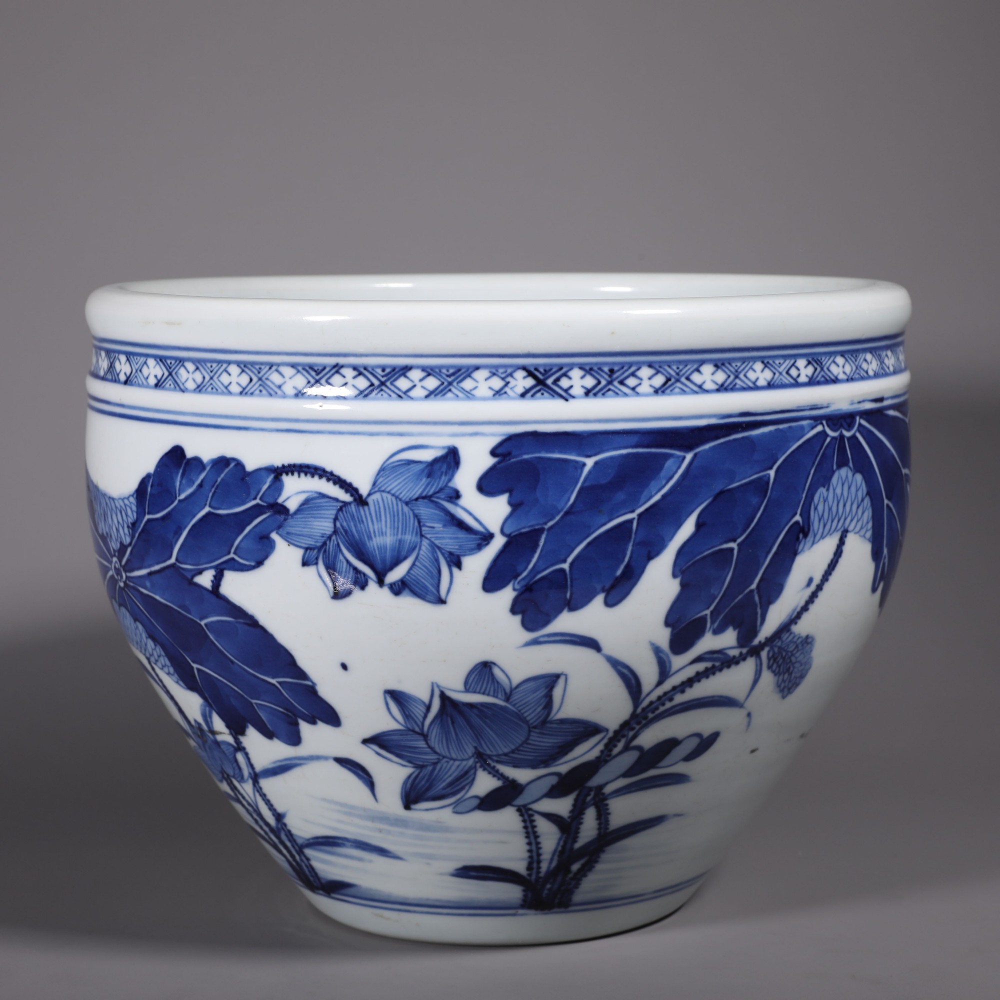 LOT123109 清乾隆 青花荷塘清趣图卷缸 古董拍卖