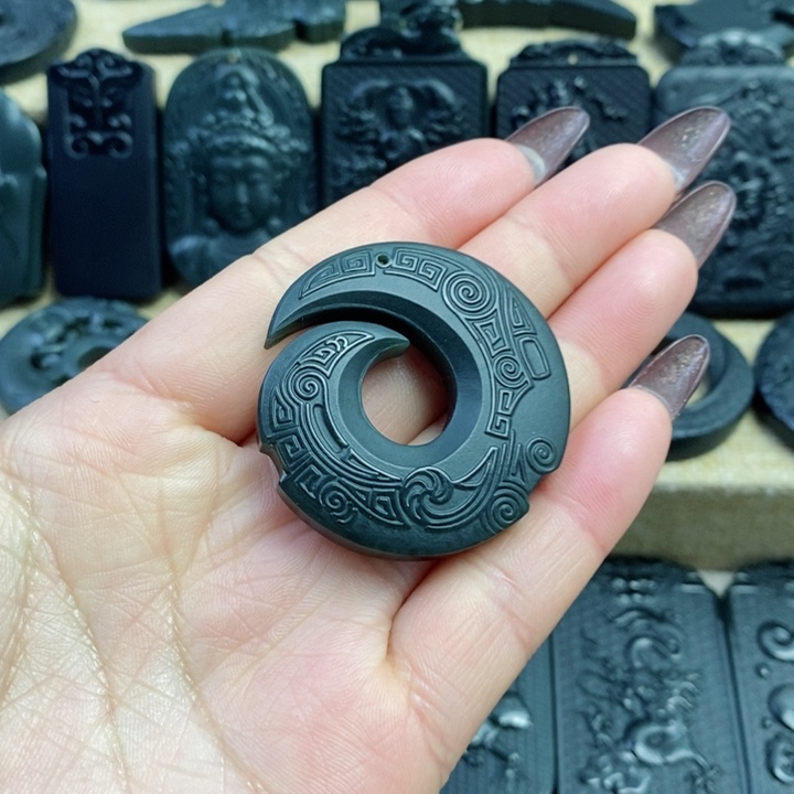 和田玉（青玉）颈饰未镶嵌双面雕刻