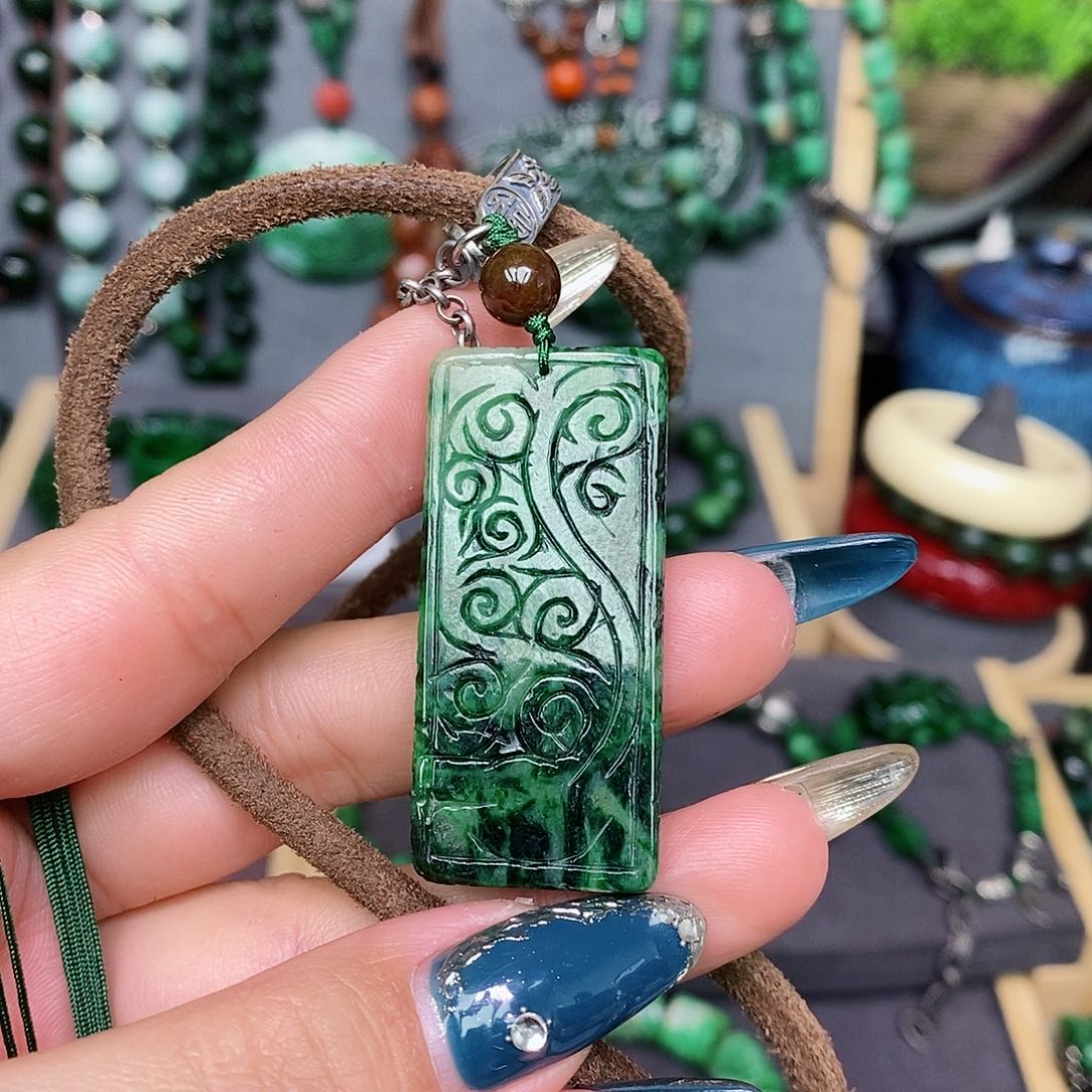 翡翠颈饰未镶嵌漂亮美眉