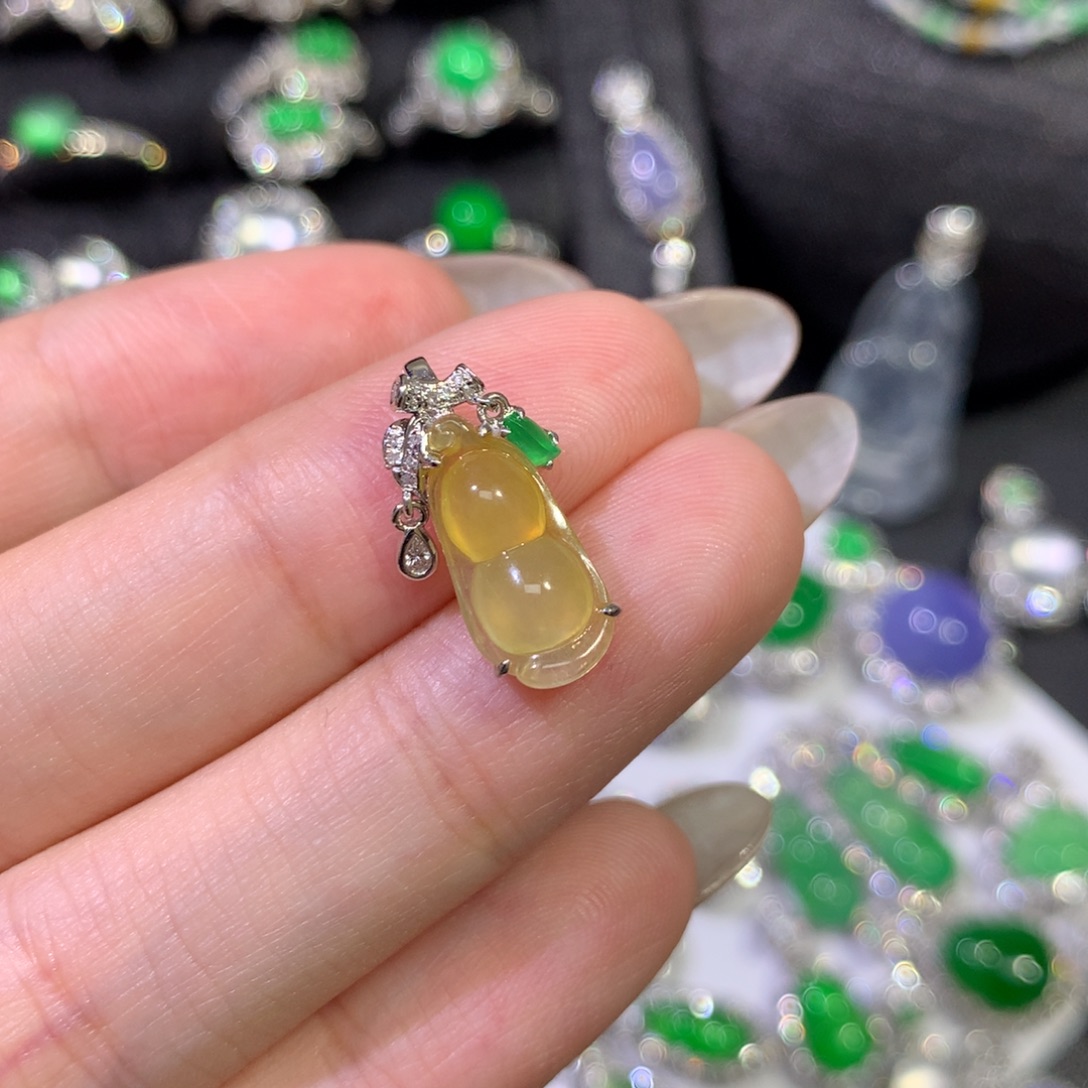 翡翠18K金镶嵌吊坠(赠链)渐变色冰黄豆子