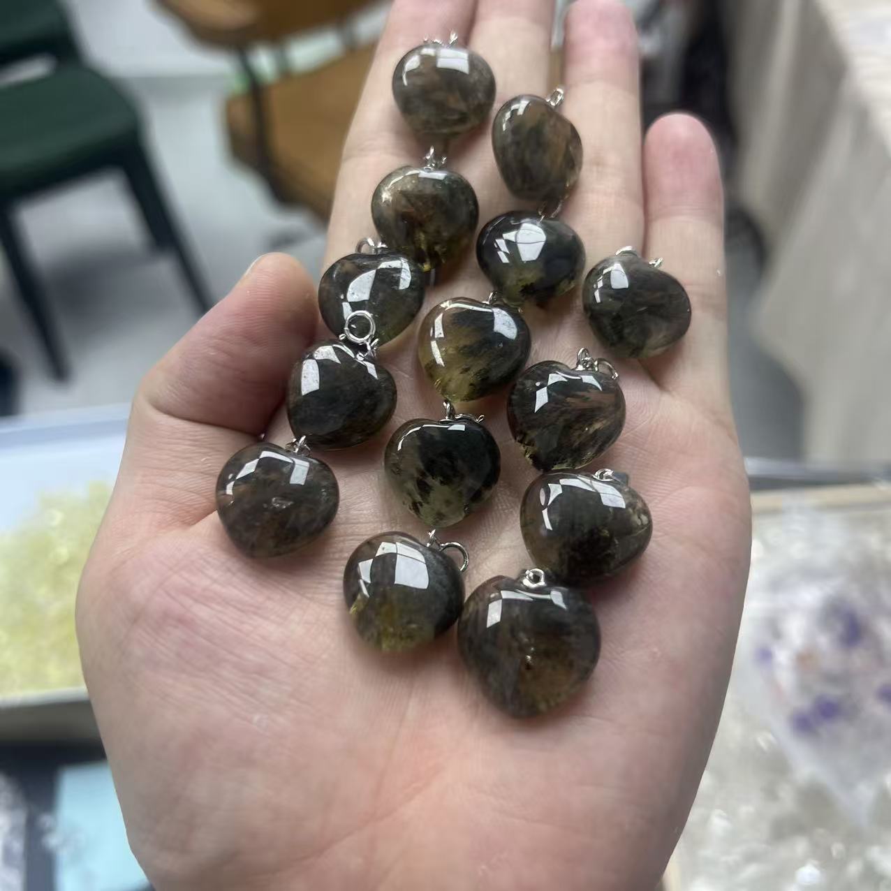 黑羽爱心吊坠单颗