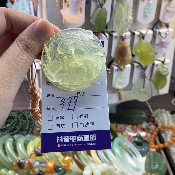 凤****未镶嵌蛇纹石玉颈饰