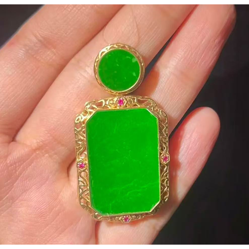 18K金天然缅甸A货翡翠 方牌吊坠 多样性发一