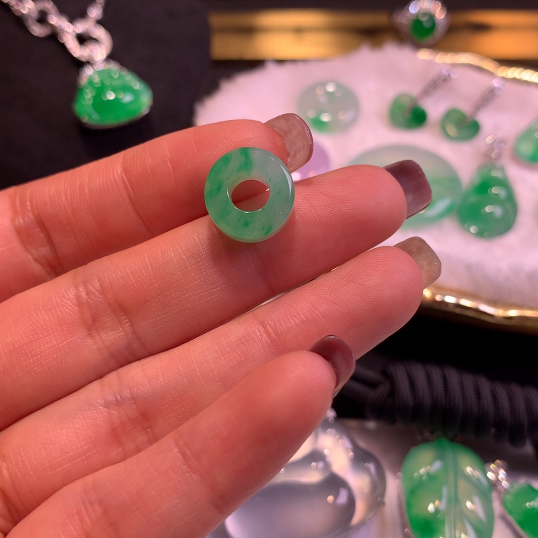 翡翠颈饰未镶嵌吊坠