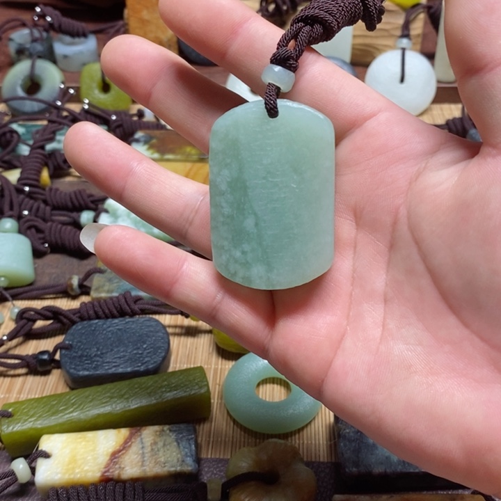 蛇纹石玉挂件未镶嵌