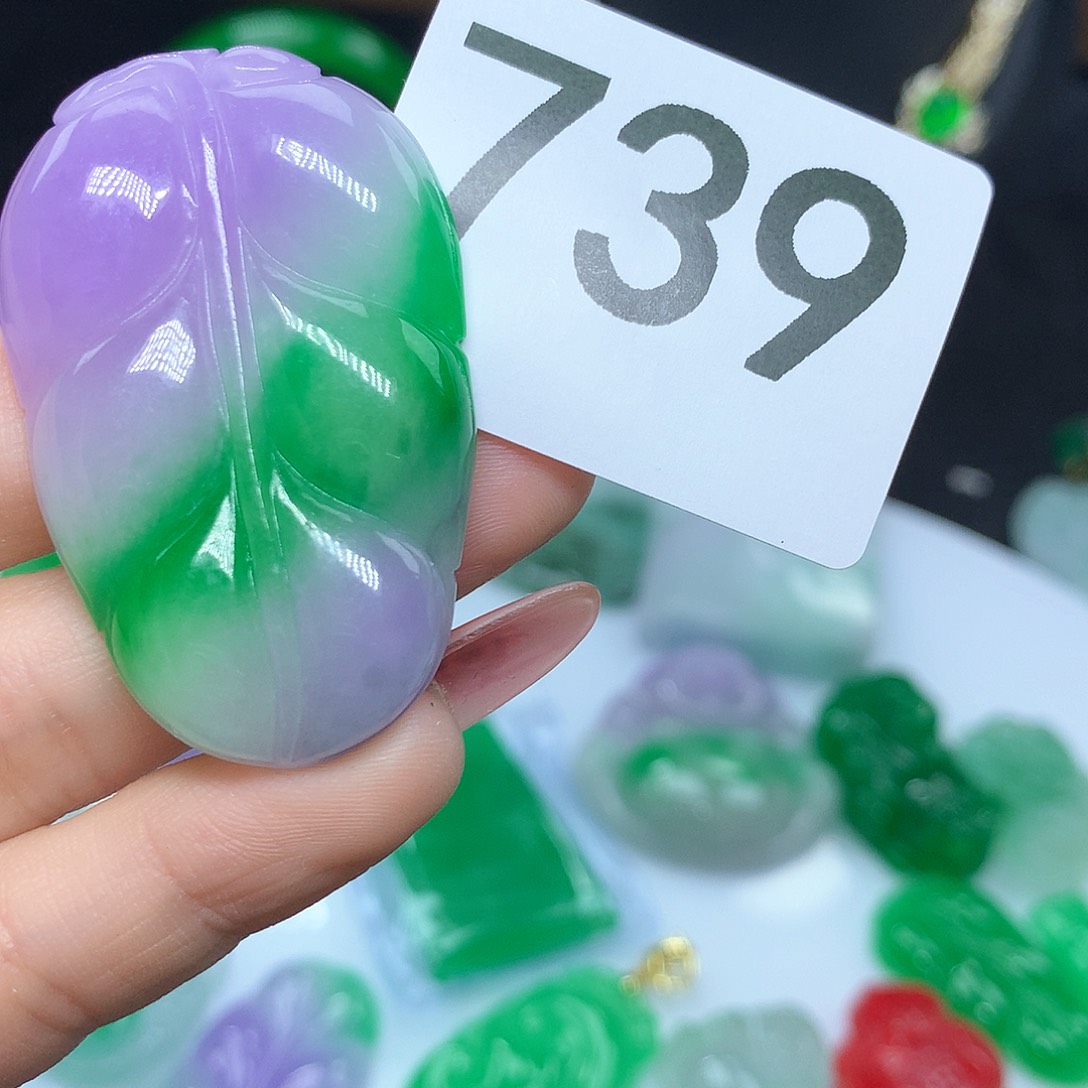 翡翠吊坠(赠链)未镶嵌