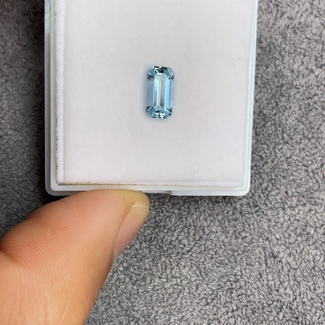 海蓝宝石裸石未镶嵌1.44Ct。 