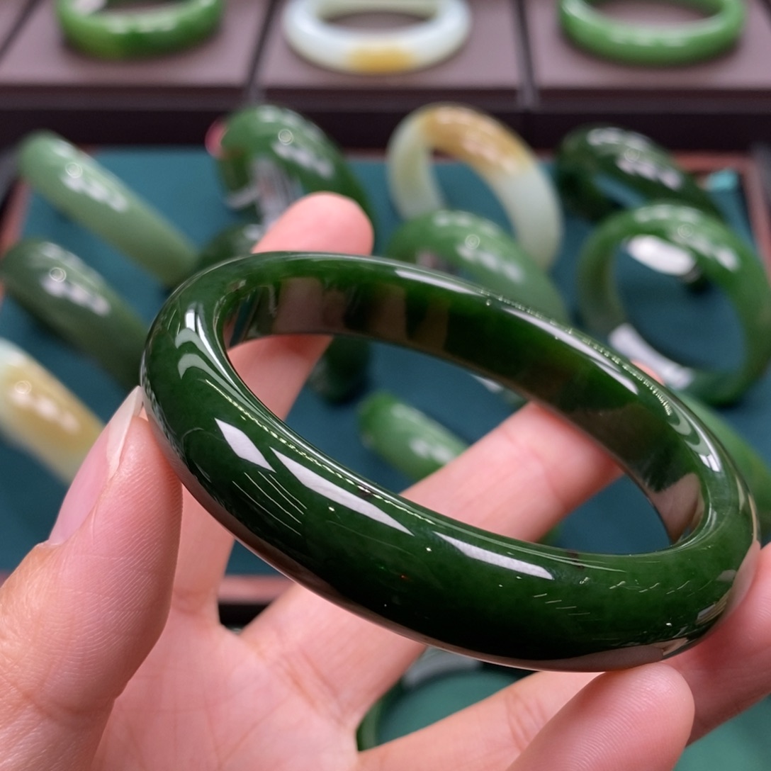和田玉（碧玉）未镶嵌手镯