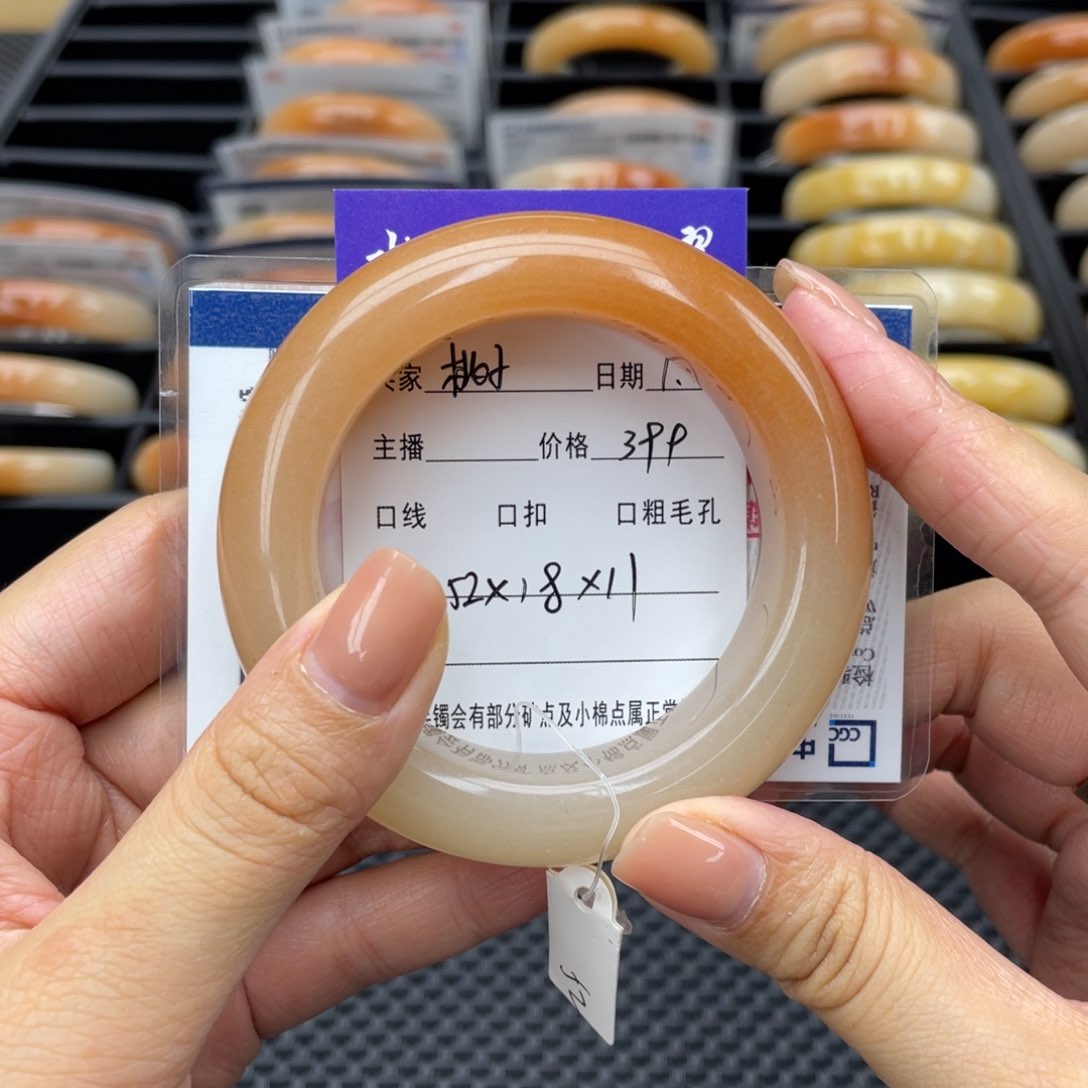 石英质玉手镯未镶嵌桃*?