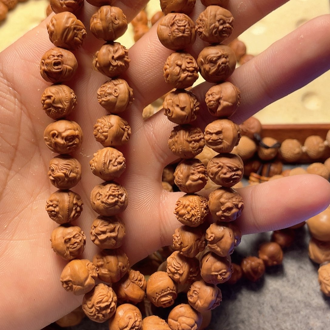 龙纹桃核雕刻双面54罗汉脖挂