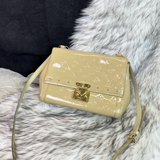 95新 LouisVuitton/路易威登 浅奶茶色漆皮老花斜挎包