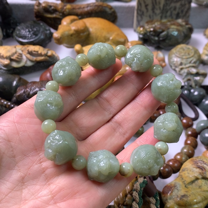 未镶嵌岫岩河磨玉（透闪石质玉）把件
