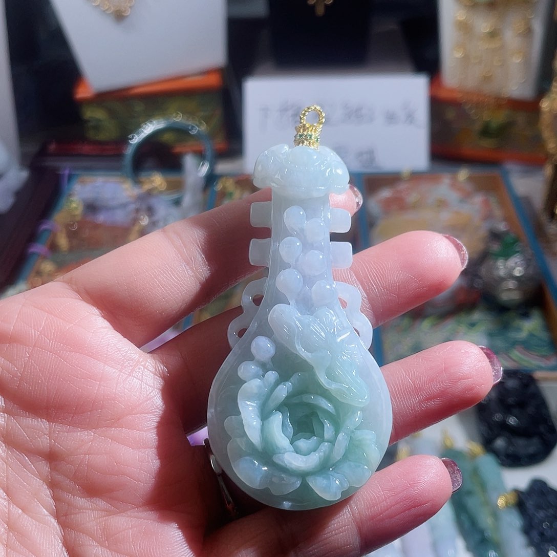 翡翠颈饰未镶嵌翡翠毛石