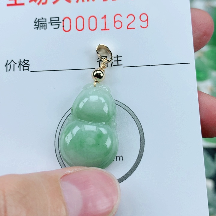 翡翠挂件未镶嵌翡翠