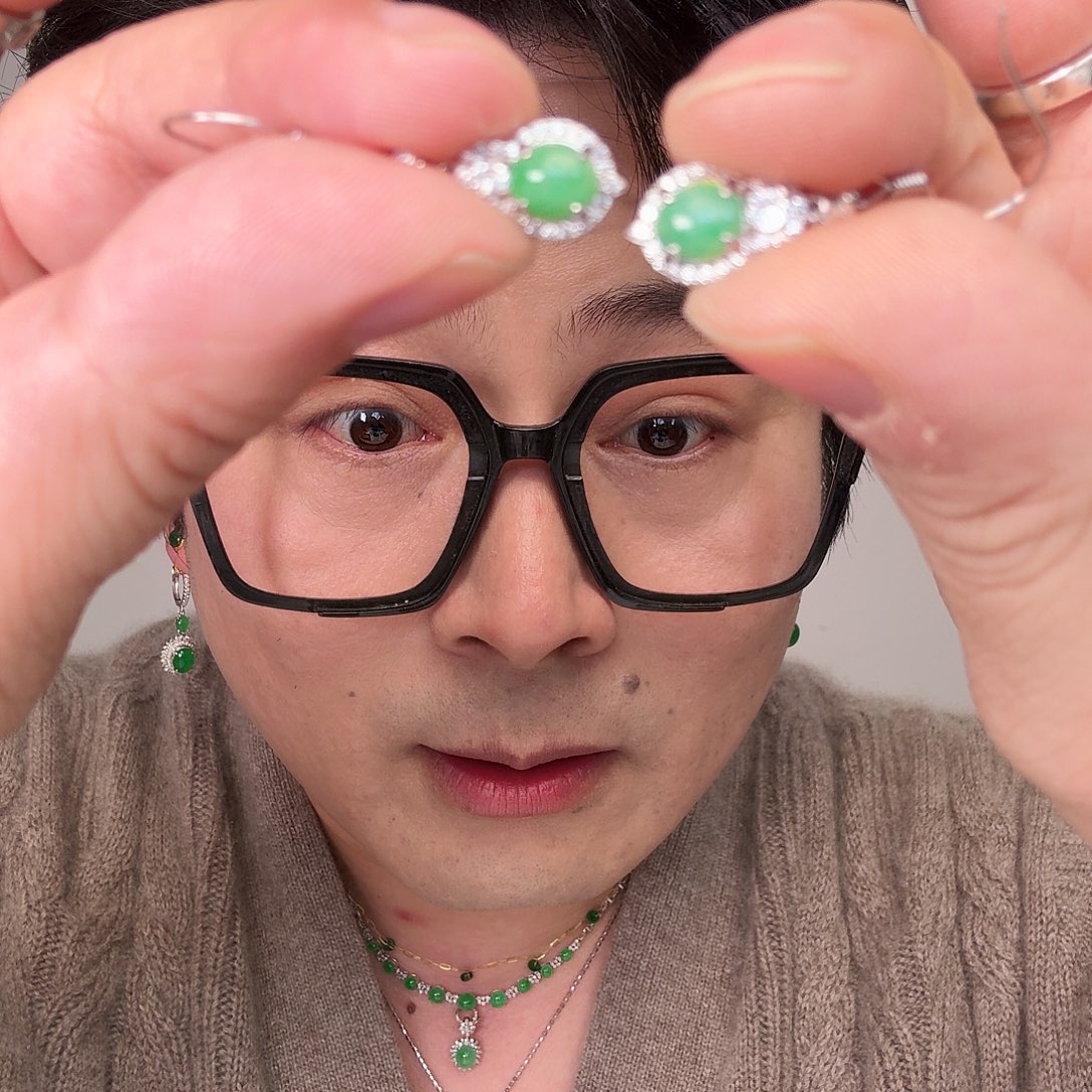 翡翠未镶嵌颈饰一对