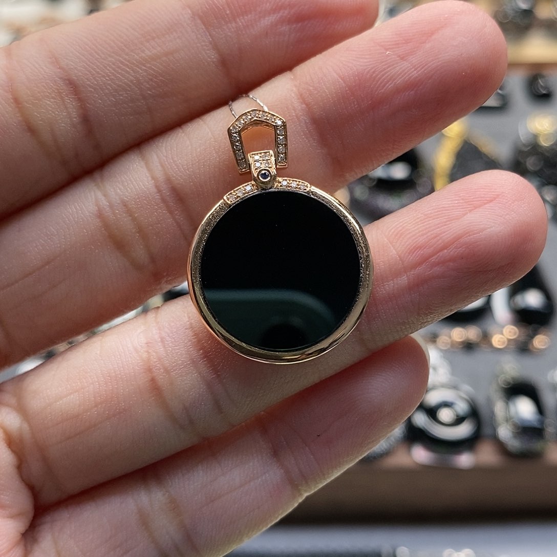 翡翠18K金镶嵌颈饰墨翠