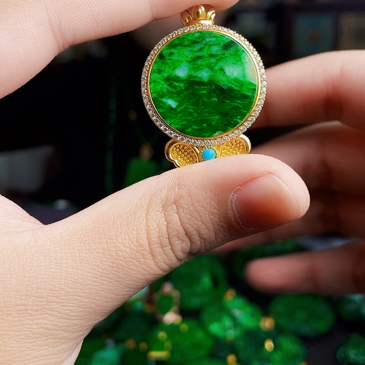 翡翠未镶嵌颈饰多样性