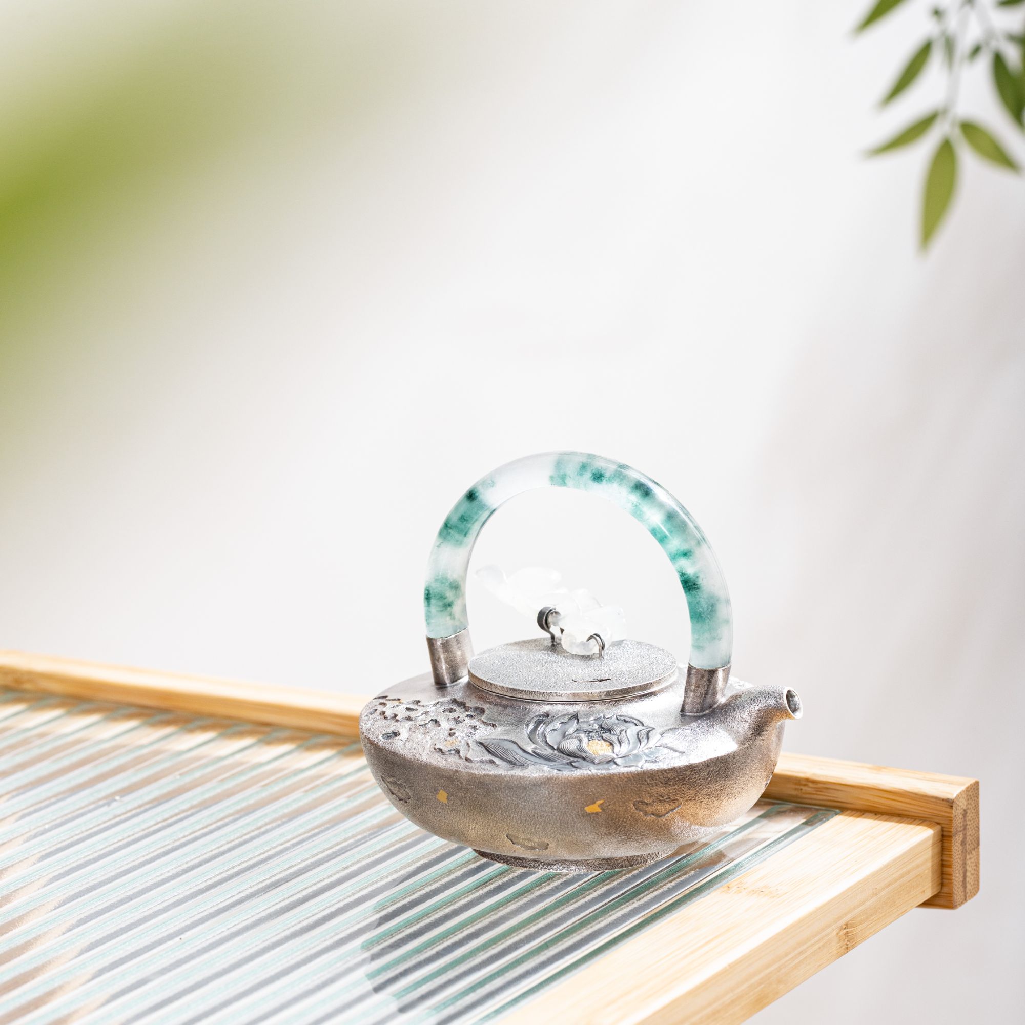 蜂鸟工坊 素小姐 錾刻荷花做旧洒金荷花玉把提梁小壶   SXJA3030