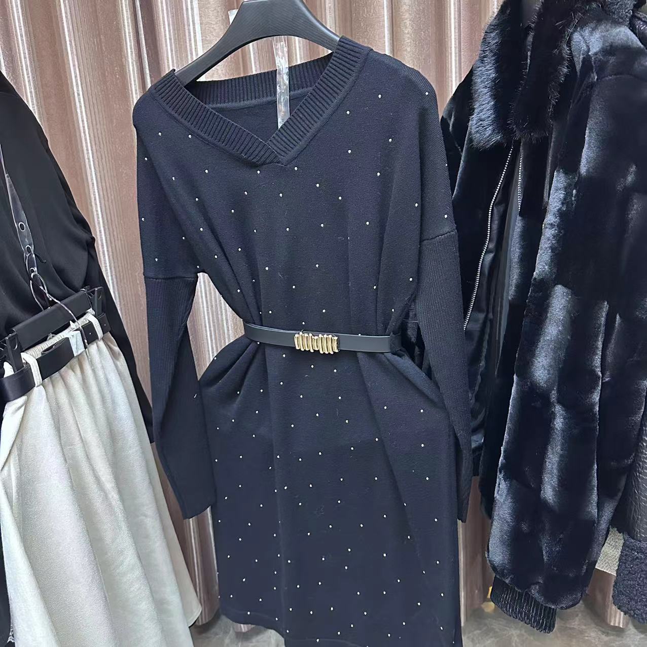 J1112女士女装纯色设计师气质法式长款针织连衣裙黑色V领秋冬休闲