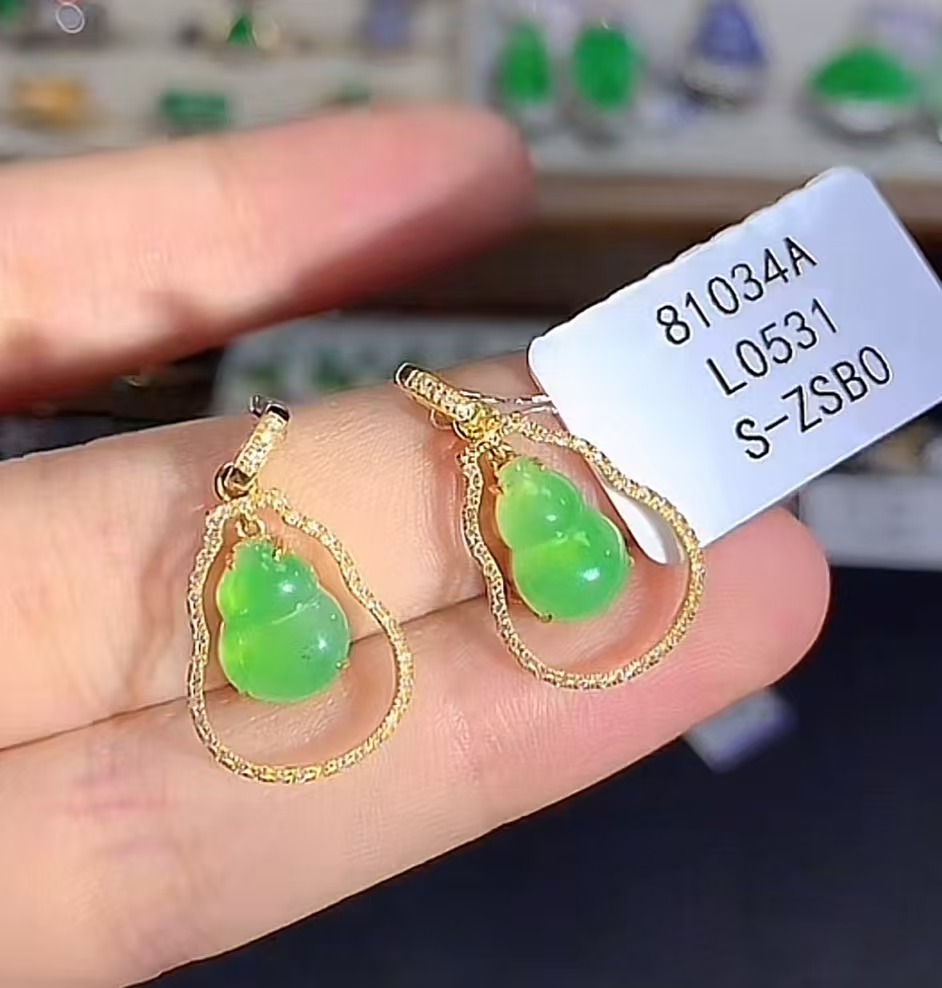 18k天然翡翠挂件  L0531 多样性发其一  